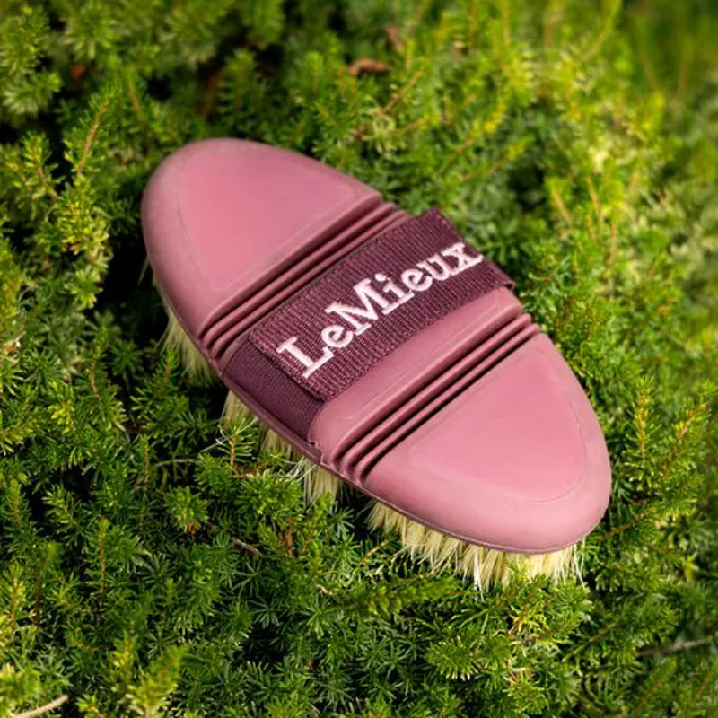 LeMieux Flexi Scrubbing Brush Orchid 6 LeMieux Flexi Scrubbing Brush Orchid - Image 4