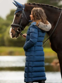 LeMieux Harper Longline Puffer Coat Atlantic 16 LeMieux Harper Longline Puffer Coat Atlantic -Equestrian Related it03566 lifestyle harperlonglinepuffercoat atlantic 1 1