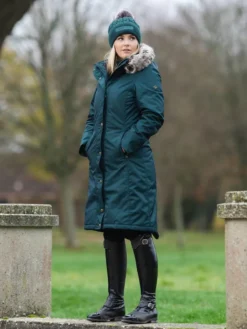 LeMieux Clara Cable Beanie Spruce 8 LeMieux Clara Cable Beanie Spruce -Equestrian Related it03633 lifestyle claracablebeanie spruce 1 2