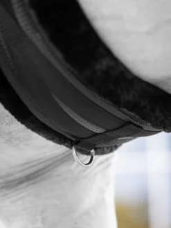 LeMieux Fleece Lined Anatomic Girth Black/Black -Equestrian Related it03711 lifestyle fleecelinedanatomicgirth black 1 1